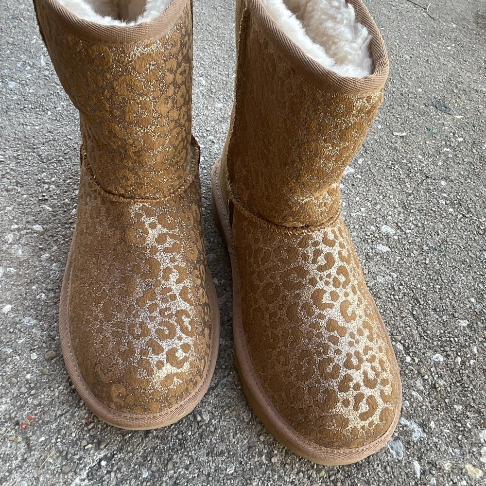 UGG CHESTNUT CLASSIC II YOUTH GIRLS GLITTER LEOPARD BOOTS Size 6.5 US 1112388K